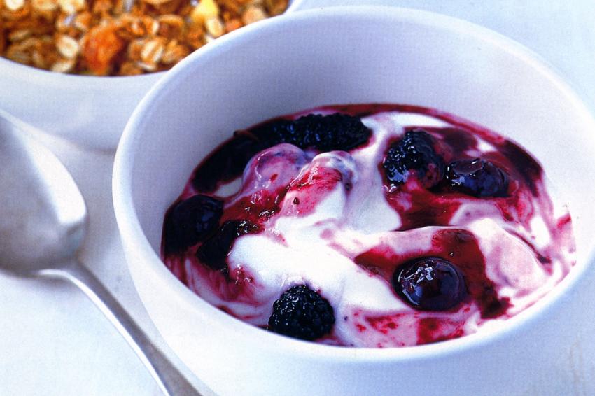 Yoghurt dan Buah Beri untuk Menu Sarapan Sehat Makin Semangat